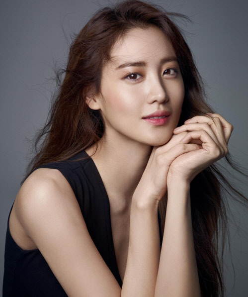 배우 수현이 문화창고와 전속계약을 맺었다.<문화창고 제공>